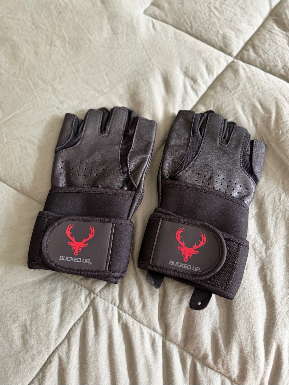 Bucked Up Workout Gloves NWOT